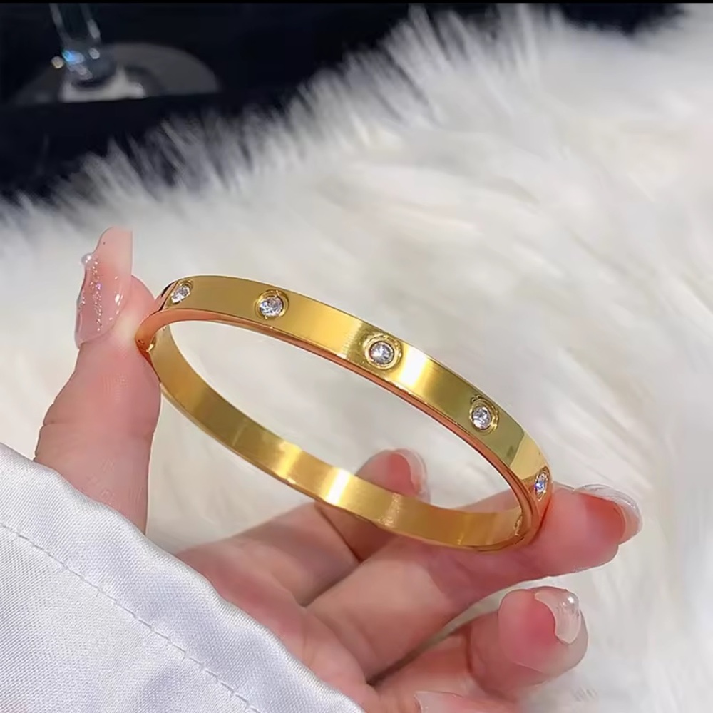 Elegant 18K Gold plated Bracelet with Crystal Accents

Stainless Steel